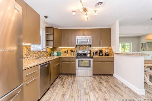 905 13th Ct, Hollywood FL  33019-3106 exterior