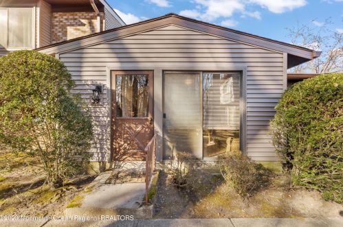 39 Lexington Ct, Tinton Falls, NJ 07701-5460