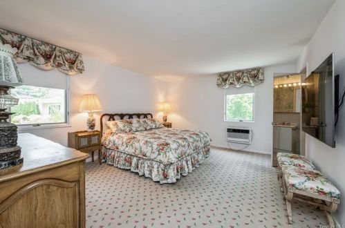 10 Wilshire Dr, White Plains NY  10605-5415 exterior