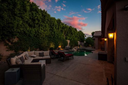 8 King Edward Ct, Rancho Mirage CA  92270-1621 exterior