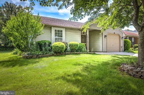 12 Meadowwood Ct, Columbus, NJ 08022-1026