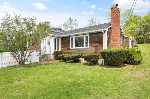 44 Houghton St, Woburn, MA 01801-3551