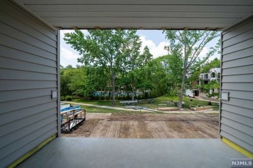 9 Lawrence Ct, Teaneck NJ  07666-6489 exterior