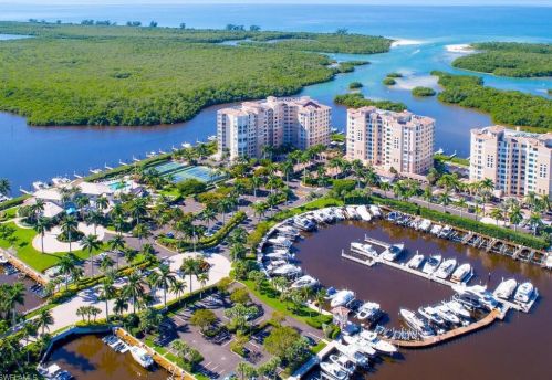 425 Dockside Dr, Naples FL  34110-3601 exterior