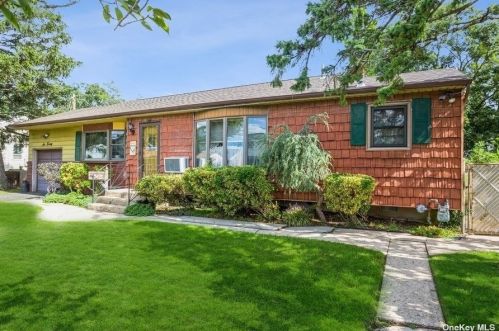 620 Clinton Ave, North Lindenhurst, NY 11757-2805