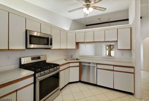 84 Whitehead Ln, East Brunswick NJ  08816-5633 exterior