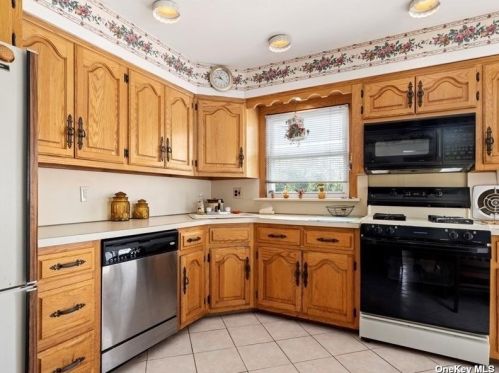 430 Clement Ave, Floral Park NY  11003-2703 exterior