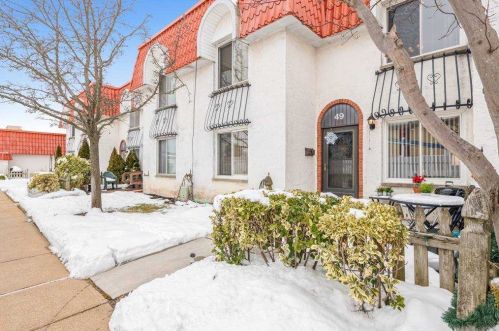 49 Alhambra Dr, Rockville Centre, NY 11572-5425