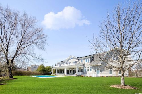 860 Laurel Ct, Laurel, NY 11948-1333