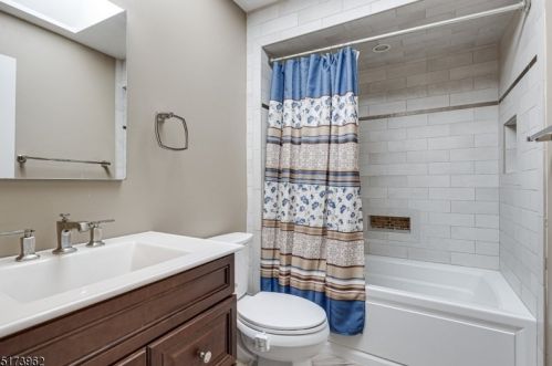 61 Woodland Dr, West Paterson NJ  07424-3707 exterior