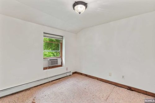 51 Pinecrest Trl, West Milford NJ  07480-1700 exterior