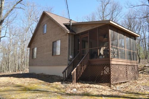 126 Forest Oaks Dr, Hawley, PA 18428