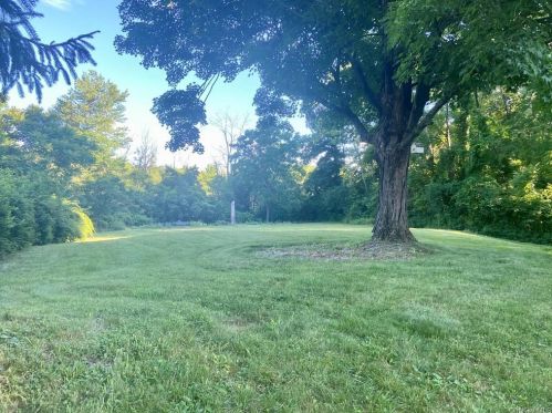 5 Court Ln, Fishkill NY  12524-2432 exterior