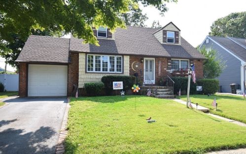 3836 Marilyn Dr, Seaford, NY 11783-1809