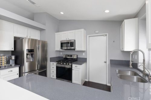 27093 Rainbow Crk Dr, Temecula CA 92591-4570 exterior