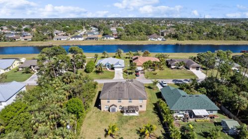 866 Abingdon Ave, Fort Pierce FL  34953-2861 exterior