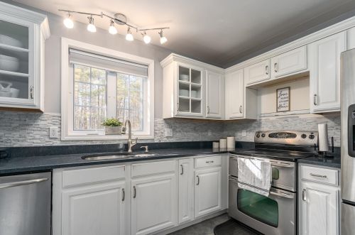 4 Ames Rd, Brookline NH  03033-2304 exterior