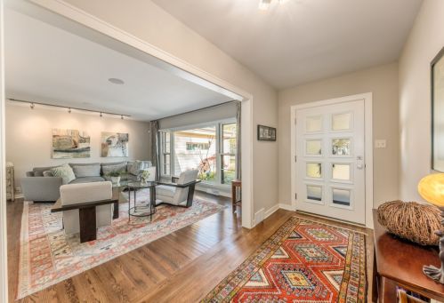 8909 Pelham Pkwy, Milwaukee, WI 53217-1954