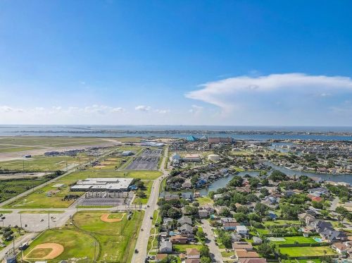 2801 Dominique Dr, Galveston TX 77551-1570 exterior