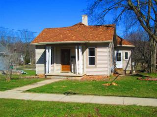 21 Broadway St, Edgerton, WI 53534-1801