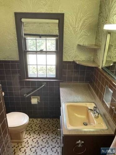 281 Lindbergh Blvd, Teaneck NJ  07666-6542 exterior