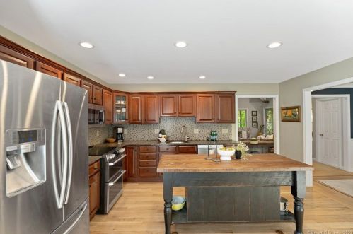 16 Saxony Ln, Woodbury CT  06798-2533 exterior