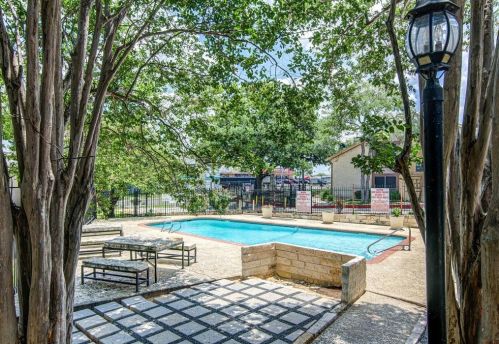 2124 Burton Dr, Austin TX  78741-4161 exterior