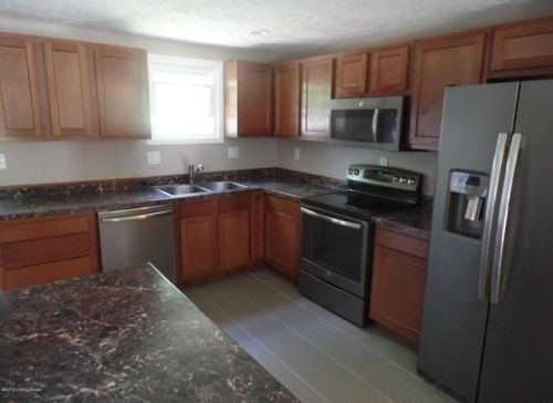 4417 Sussex Ct, Louisville, KY 40241-1862
