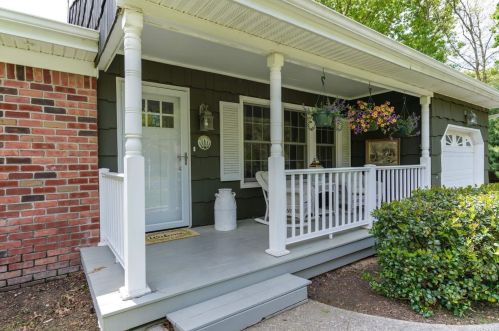 12 Hastings Dr, Panamoka, NY 11961-1731