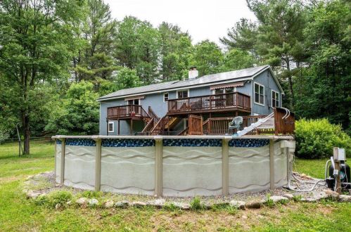 225 Raymond Rd, Deerfield NH  03037-1506 exterior