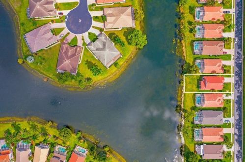 7579 Berkshire Pines Dr, Naples FL  34104-9445 exterior