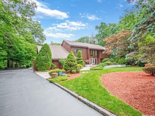 10 Woodfern Ct, Huntington Station, NY 11746-4925