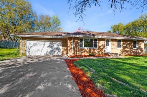 1086 Highview Dr, Saint Paul, MN 55112-2418