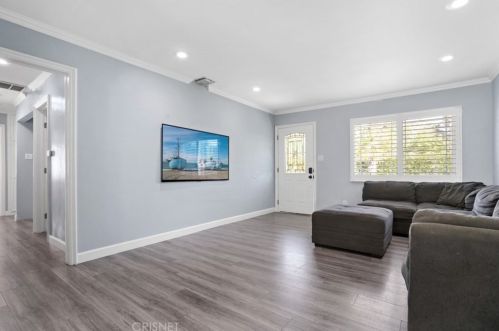 8779 Wakefield Ave, Van Nuys, CA 91402-2542