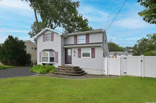 551 Windmill Ave, Babylon, NY 11704-4338