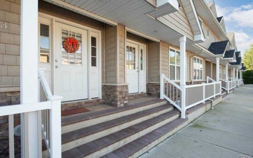 723 Carman Ave, Westbury, NY 11590-6427