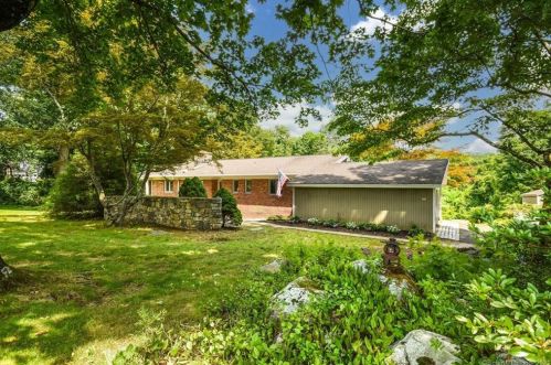 24 Akbar Rd, Stamford, CT 06902-1402