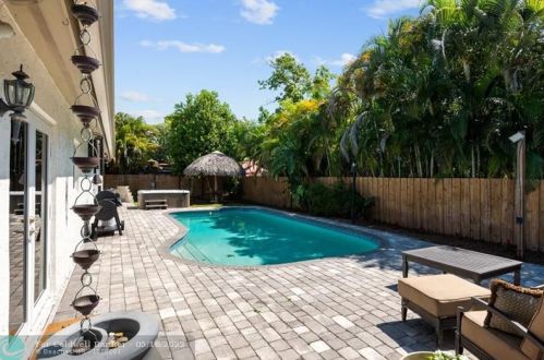 19621 58 Ave, Hialeah FL  33015-4909 exterior