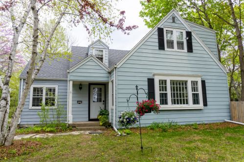 9050 Pelham Pkwy, Milwaukee, WI 53217-1855