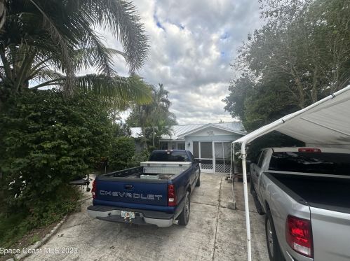 3145 1st Pl, Vero Beach, FL 32968-2553