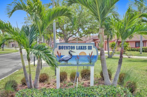 7 Farnworth Dr, Boynton Beach FL  33426-8121 exterior