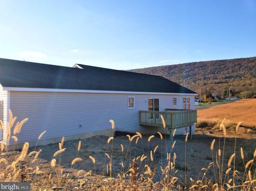 205 Oak Dr, Academia, PA 17082-9804
