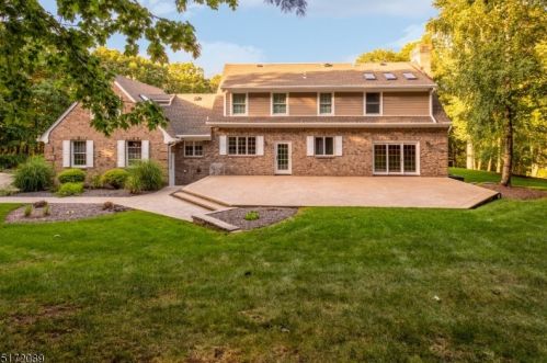16 Pond View Dr, West Milford Lakes, NJ 07480-3016