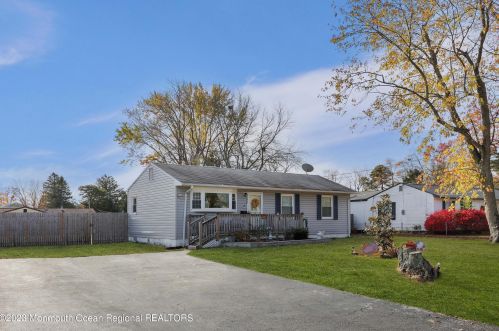 214 Orangewood Dr, Bricktown, NJ 08723-3322