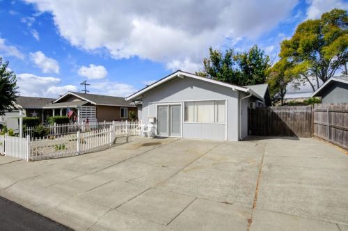 222 Plum St, Vacaville, CA 95688-2739