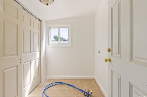 64 Knoll St, North Lindenhurst NY  11757-6906 exterior