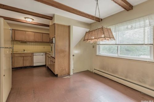 9 Foothill Ln, Elwood NY  11731-4106 exterior