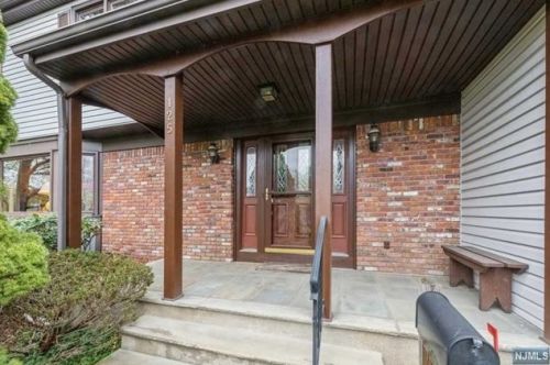 125 Hendrickson St, Haworth, NJ 07641-1801