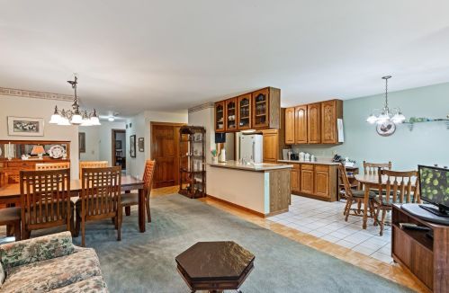 7522 Mequon Square Dr, Thiensville WI  53092-8528 exterior