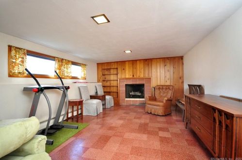 50 Gardner St, Manchester CT 06040-6606 exterior